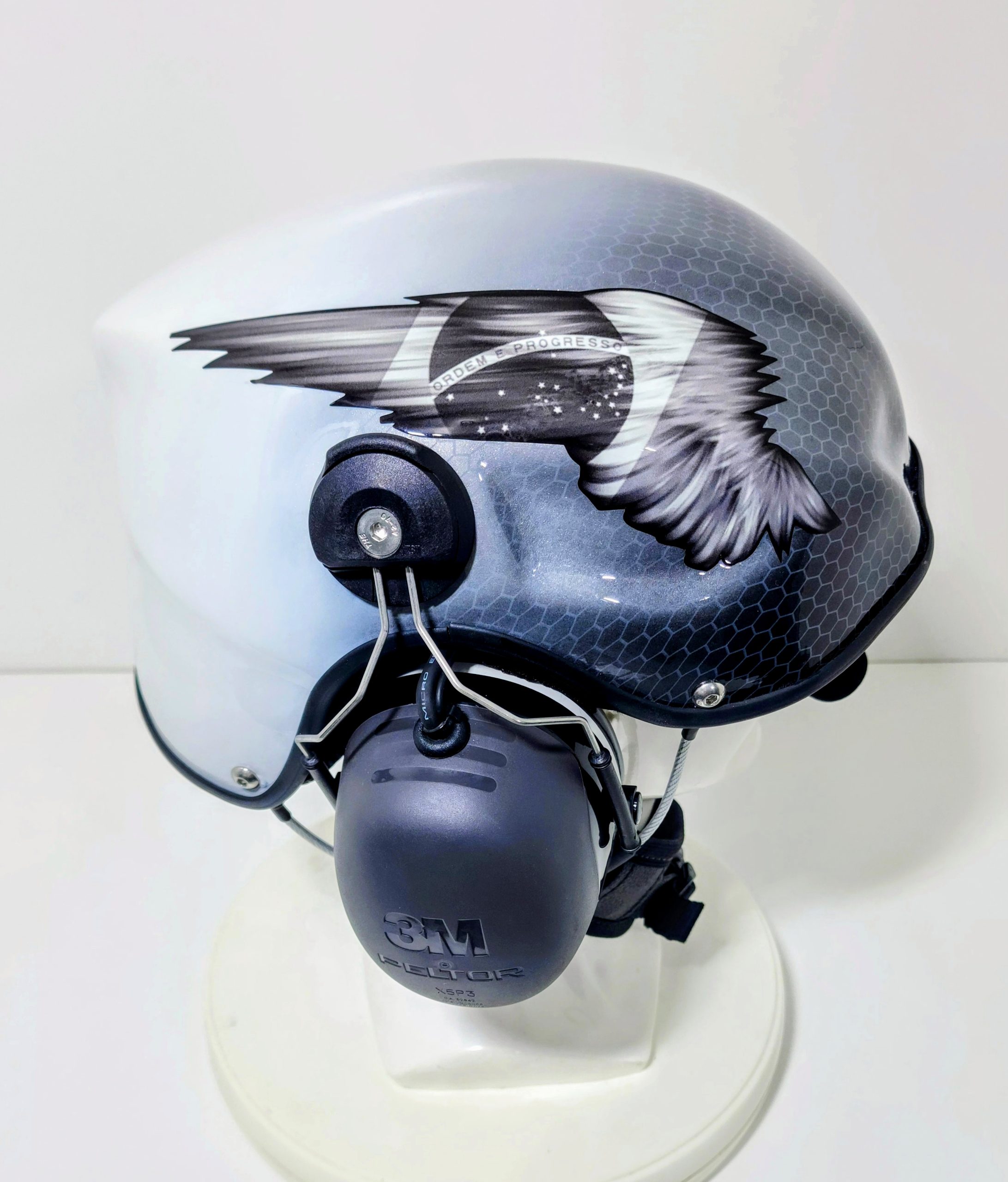 Cinza Degrade e Branco com Asas do Brasil e Colmeia - Imagem 5